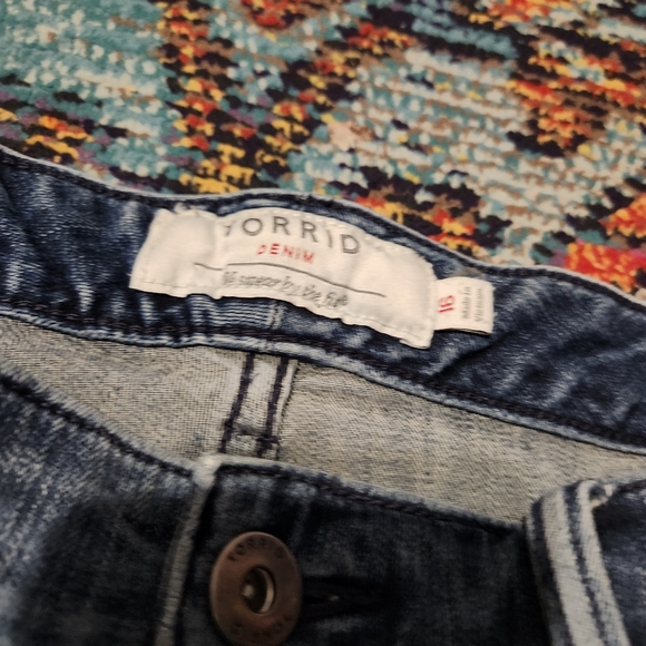 💘 Torrid Embroidered Flower Denim Shorts - Picture 3 of 3